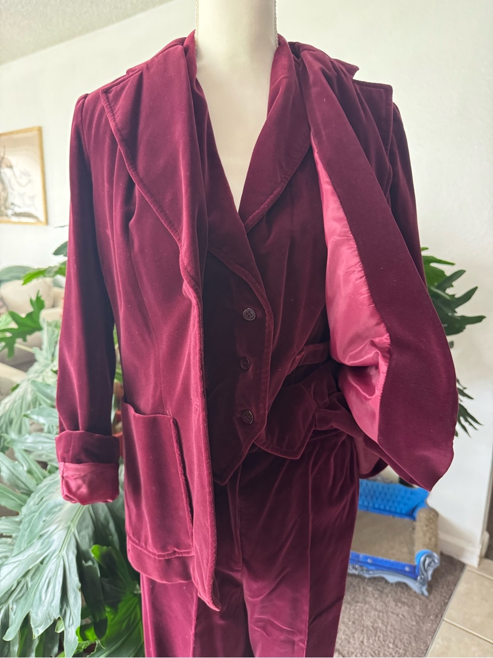 Vintage ‘The Villager’ burgundy velvet 4-piece pantsuit set - size 14